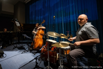 Trieste, 17/6/2021 - Auditorium del Museo Revoltella - Le nuove rotte del jazz 2021 - Luca Colussi Trio - Luca Colussi batteria, percussioni - Paolo Corsini pianoforte - Alessandro Turchet contrabbasso - Foto Luca Valenta/Phocus Agency © 2021