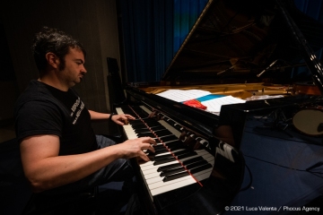 Trieste, 17/6/2021 - Auditorium del Museo Revoltella - Le nuove rotte del jazz 2021 - Luca Colussi Trio - Luca Colussi batteria, percussioni - Paolo Corsini pianoforte - Alessandro Turchet contrabbasso - Foto Luca Valenta/Phocus Agency © 2021