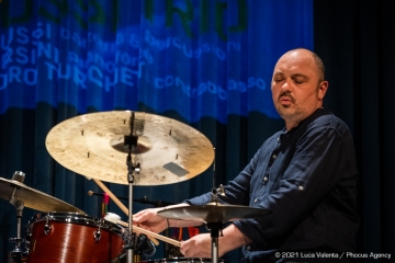 Trieste, 17/6/2021 - Auditorium del Museo Revoltella - Le nuove rotte del jazz 2021 - Luca Colussi Trio - Luca Colussi batteria, percussioni - Paolo Corsini pianoforte - Alessandro Turchet contrabbasso - Foto Luca Valenta/Phocus Agency © 2021