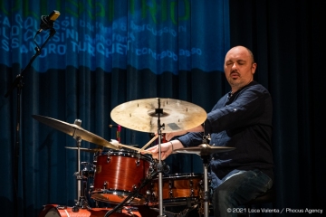 Trieste, 17/6/2021 - Auditorium del Museo Revoltella - Le nuove rotte del jazz 2021 - Luca Colussi Trio - Luca Colussi batteria, percussioni - Paolo Corsini pianoforte - Alessandro Turchet contrabbasso - Foto Luca Valenta/Phocus Agency © 2021