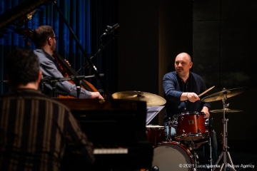 Trieste, 17/6/2021 - Auditorium del Museo Revoltella - Le nuove rotte del jazz 2021 - Luca Colussi Trio - Luca Colussi batteria, percussioni - Paolo Corsini pianoforte - Alessandro Turchet contrabbasso - Foto Luca Valenta/Phocus Agency © 2021