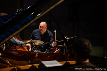 Trieste, 17/6/2021 - Auditorium del Museo Revoltella - Le nuove rotte del jazz 2021 - Luca Colussi Trio - Luca Colussi batteria, percussioni - Paolo Corsini pianoforte - Alessandro Turchet contrabbasso - Foto Luca Valenta/Phocus Agency © 2021