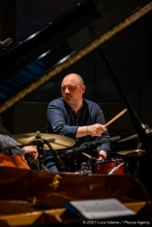 Trieste, 17/6/2021 - Auditorium del Museo Revoltella - Le nuove rotte del jazz 2021 - Luca Colussi Trio - Luca Colussi batteria, percussioni - Paolo Corsini pianoforte - Alessandro Turchet contrabbasso - Foto Luca Valenta/Phocus Agency © 2021