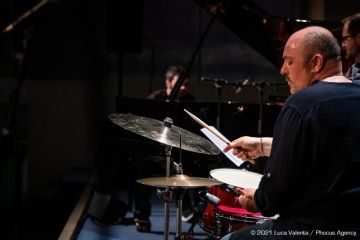 Trieste, 17/6/2021 - Auditorium del Museo Revoltella - Le nuove rotte del jazz 2021 - Luca Colussi Trio - Luca Colussi batteria, percussioni - Paolo Corsini pianoforte - Alessandro Turchet contrabbasso - Foto Luca Valenta/Phocus Agency © 2021