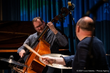 Trieste, 17/6/2021 - Auditorium del Museo Revoltella - Le nuove rotte del jazz 2021 - Luca Colussi Trio - Luca Colussi batteria, percussioni - Paolo Corsini pianoforte - Alessandro Turchet contrabbasso - Foto Luca Valenta/Phocus Agency © 2021