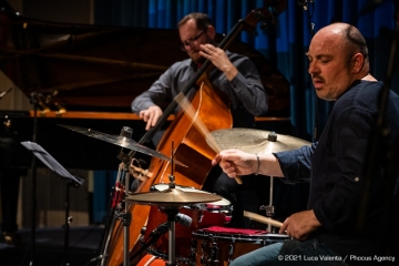 Trieste, 17/6/2021 - Auditorium del Museo Revoltella - Le nuove rotte del jazz 2021 - Luca Colussi Trio - Luca Colussi batteria, percussioni - Paolo Corsini pianoforte - Alessandro Turchet contrabbasso - Foto Luca Valenta/Phocus Agency © 2021