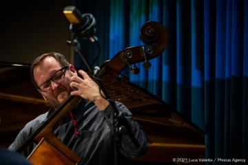 Trieste, 17/6/2021 - Auditorium del Museo Revoltella - Le nuove rotte del jazz 2021 - Luca Colussi Trio - Luca Colussi batteria, percussioni - Paolo Corsini pianoforte - Alessandro Turchet contrabbasso - Foto Luca Valenta/Phocus Agency © 2021