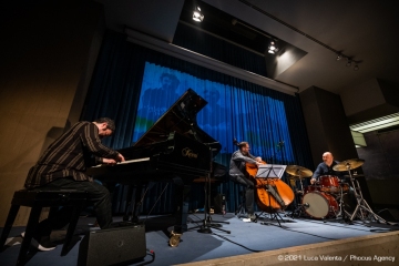 Trieste, 17/6/2021 - Auditorium del Museo Revoltella - Le nuove rotte del jazz 2021 - Luca Colussi Trio - Luca Colussi batteria, percussioni - Paolo Corsini pianoforte - Alessandro Turchet contrabbasso - Foto Luca Valenta/Phocus Agency © 2021