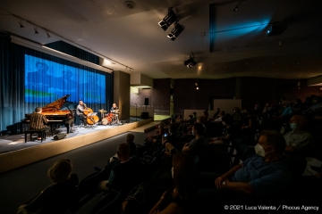 Trieste, 17/6/2021 - Auditorium del Museo Revoltella - Le nuove rotte del jazz 2021 - Luca Colussi Trio - Luca Colussi batteria, percussioni - Paolo Corsini pianoforte - Alessandro Turchet contrabbasso - Foto Luca Valenta/Phocus Agency © 2021