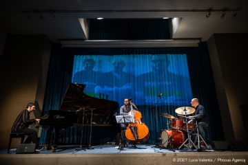 Trieste, 17/6/2021 - Auditorium del Museo Revoltella - Le nuove rotte del jazz 2021 - Luca Colussi Trio - Luca Colussi batteria, percussioni - Paolo Corsini pianoforte - Alessandro Turchet contrabbasso - Foto Luca Valenta/Phocus Agency © 2021