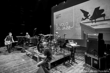 Didascalia: Sacile, 05/06/2021 - Controtempo - Teatro Zancanaro - Il Volo del Jazz - MANU KATCHÈ “The Scope” - Manu Katché: batteria - Jérôme Regard: basso - Patrick Manouguian: chitarra - Èric Legnini: tastiere - Foto Luca A. d’Agostino / Phocus Agency © 2021