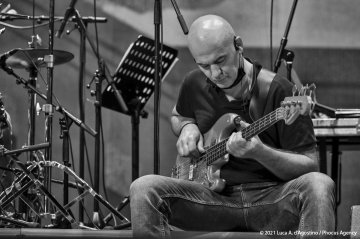 Didascalia: Sacile, 05/06/2021 - Controtempo - Teatro Zancanaro - Il Volo del Jazz - MANU KATCHÈ “The Scope” - Manu Katché: batteria - Jérôme Regard: basso - Patrick Manouguian: chitarra - Èric Legnini: tastiere - Foto Luca A. d’Agostino / Phocus Agency © 2021