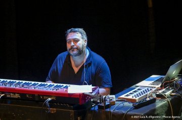 Didascalia: Sacile, 05/06/2021 - Controtempo - Teatro Zancanaro - Il Volo del Jazz - MANU KATCHÈ “The Scope” - Manu Katché: batteria - Jérôme Regard: basso - Patrick Manouguian: chitarra - Èric Legnini: tastiere - Foto Luca A. d’Agostino / Phocus Agency © 2021