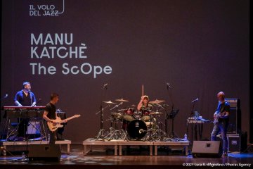 Didascalia: Sacile, 05/06/2021 - Controtempo - Teatro Zancanaro - Il Volo del Jazz - MANU KATCHÈ “The Scope” - Manu Katché: batteria - Jérôme Regard: basso - Patrick Manouguian: chitarra - Èric Legnini: tastiere - Foto Luca A. d’Agostino / Phocus Agency © 2021