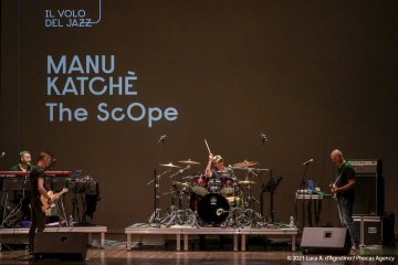 Didascalia: Sacile, 05/06/2021 - Controtempo - Teatro Zancanaro - Il Volo del Jazz - MANU KATCHÈ “The Scope” - Manu Katché: batteria - Jérôme Regard: basso - Patrick Manouguian: chitarra - Èric Legnini: tastiere - Foto Luca A. d’Agostino / Phocus Agency © 2021