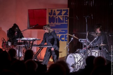 Maria Chiara Argirò: voice, synth, sampler, effects - Jake Burgess: guitar, voice, synth - Riccardo Chiaberta: drums, electronics, bass synth