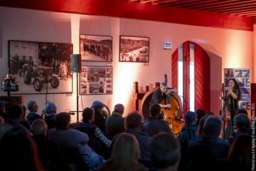 Naïssam Jalal: flute, voice, ney, compositions - Claude Tchamitchian: double bass