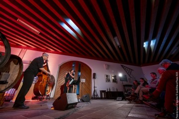 Naïssam Jalal: flute, voice, ney, compositions - Claude Tchamitchian: double bass