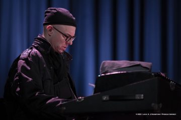 Cormons, 24-10-2021 - JAZZ&WINE OF PEACE 2021 - Circolo Culturale  Controtempo  - Teatro comunale di Cormons - NIK BÄRTSCH’S RONIN - Nik Bärtsch: piano, Fender Rhodes;
Sha: alto saxophone, bass clarinet;
Jeremias Keller: electric bass;
Kaspar Rast: drums - Foto © 2021 Luca d’Agostino / Phocus Agency