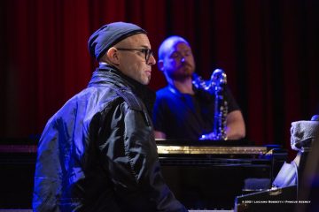 Cormons, 24-10-2021 - JAZZ&WINE OF PEACE 2021 - Circolo Culturale  Controtempo  - Teatro comunale di Cormons - NIK BÄRTSCH’S RONIN - Nik Bärtsch: piano, Fender Rhodes;
Sha: alto saxophone, bass clarinet;
Jeremias Keller: electric bass;
Kaspar Rast: drums - Foto © 2021 Luciano Rossetti / Phocus Agency