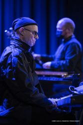 Cormons, 24-10-2021 - JAZZ&WINE OF PEACE 2021 - Circolo Culturale  Controtempo  - Teatro comunale di Cormons - NIK BÄRTSCH’S RONIN - Nik Bärtsch: piano, Fender Rhodes;
Sha: alto saxophone, bass clarinet;
Jeremias Keller: electric bass;
Kaspar Rast: drums - Foto © 2021 Luca d’Agostino / Phocus Agency