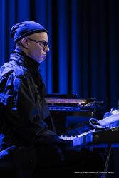 Cormons, 24-10-2021 - JAZZ&WINE OF PEACE 2021 - Circolo Culturale  Controtempo  - Teatro comunale di Cormons - NIK BÄRTSCH’S RONIN - Nik Bärtsch: piano, Fender Rhodes;
Sha: alto saxophone, bass clarinet;
Jeremias Keller: electric bass;
Kaspar Rast: drums - Foto © 2021 Luca d’Agostino / Phocus Agency