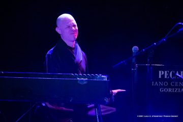 Cormons, 24-10-2021 - JAZZ&WINE OF PEACE 2021 - Circolo Culturale  Controtempo  - Teatro comunale di Cormons - NIK BÄRTSCH’S RONIN - Nik Bärtsch: piano, Fender Rhodes;
Sha: alto saxophone, bass clarinet;
Jeremias Keller: electric bass;
Kaspar Rast: drums - Foto © 2021 Luca d’Agostino / Phocus Agency