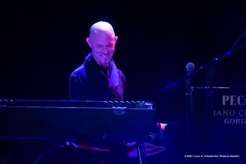 Cormons, 24-10-2021 - JAZZ&WINE OF PEACE 2021 - Circolo Culturale  Controtempo  - Teatro comunale di Cormons - NIK BÄRTSCH’S RONIN - Nik Bärtsch: piano, Fender Rhodes;
Sha: alto saxophone, bass clarinet;
Jeremias Keller: electric bass;
Kaspar Rast: drums - Foto © 2021 Luca d’Agostino / Phocus Agency