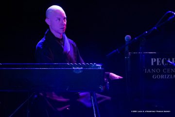 Cormons, 24-10-2021 - JAZZ&WINE OF PEACE 2021 - Circolo Culturale  Controtempo  - Teatro comunale di Cormons - NIK BÄRTSCH’S RONIN - Nik Bärtsch: piano, Fender Rhodes;
Sha: alto saxophone, bass clarinet;
Jeremias Keller: electric bass;
Kaspar Rast: drums - Foto © 2021 Luca d’Agostino / Phocus Agency