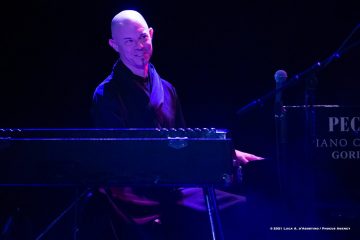 Cormons, 24-10-2021 - JAZZ&WINE OF PEACE 2021 - Circolo Culturale  Controtempo  - Teatro comunale di Cormons - NIK BÄRTSCH’S RONIN - Nik Bärtsch: piano, Fender Rhodes;
Sha: alto saxophone, bass clarinet;
Jeremias Keller: electric bass;
Kaspar Rast: drums - Foto © 2021 Luca d’Agostino / Phocus Agency
