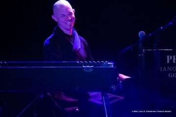 Cormons, 24-10-2021 - JAZZ&WINE OF PEACE 2021 - Circolo Culturale  Controtempo  - Teatro comunale di Cormons - NIK BÄRTSCH’S RONIN - Nik Bärtsch: piano, Fender Rhodes;
Sha: alto saxophone, bass clarinet;
Jeremias Keller: electric bass;
Kaspar Rast: drums - Foto © 2021 Luca d’Agostino / Phocus Agency