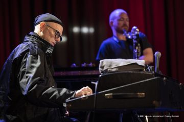 Cormons, 24-10-2021 - JAZZ&WINE OF PEACE 2021 - Circolo Culturale  Controtempo  - Teatro comunale di Cormons - NIK BÄRTSCH’S RONIN - Nik Bärtsch: piano, Fender Rhodes;
Sha: alto saxophone, bass clarinet;
Jeremias Keller: electric bass;
Kaspar Rast: drums - Foto © 2021 Luca d’Agostino / Phocus Agency