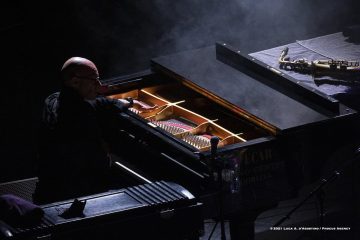 Cormons, 24-10-2021 - JAZZ&WINE OF PEACE 2021 - Circolo Culturale  Controtempo  - Teatro comunale di Cormons - NIK BÄRTSCH’S RONIN - Nik Bärtsch: piano, Fender Rhodes;
Sha: alto saxophone, bass clarinet;
Jeremias Keller: electric bass;
Kaspar Rast: drums - Foto © 2021 Luca d’Agostino / Phocus Agency