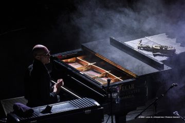 Cormons, 24-10-2021 - JAZZ&WINE OF PEACE 2021 - Circolo Culturale  Controtempo  - Teatro comunale di Cormons - NIK BÄRTSCH’S RONIN - Nik Bärtsch: piano, Fender Rhodes;
Sha: alto saxophone, bass clarinet;
Jeremias Keller: electric bass;
Kaspar Rast: drums - Foto © 2021 Luca d’Agostino / Phocus Agency