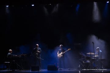 Cormons, 24-10-2021 - JAZZ&WINE OF PEACE 2021 - Circolo Culturale  Controtempo  - Teatro comunale di Cormons - NIK BÄRTSCH’S RONIN - Nik Bärtsch: piano, Fender Rhodes;
Sha: alto saxophone, bass clarinet;
Jeremias Keller: electric bass;
Kaspar Rast: drums - Foto © 2021 Luca d’Agostino / Phocus Agency
