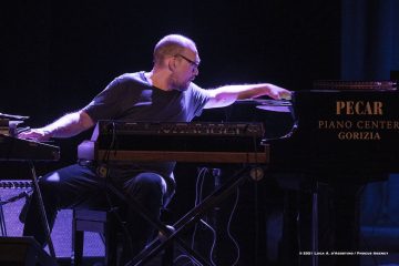 Cormons, 25-10-2021 - JAZZ&WINE OF PEACE 2021 - Circolo Culturale  Controtempo  - Teatro Comunale di Cormons - RYMDEN – BUGGE WESSELTOFT, DAN BERGLUND, MAGNUS ÖSTRÖM - Bugge Wesseltoft: piano, keyboards;
Dan Berglund: bass;
Magnus Öström: drums - Foto © 2021 Luca d’Agostino / Phocus Agency
