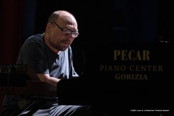 Cormons, 25-10-2021 - JAZZ&WINE OF PEACE 2021 - Circolo Culturale  Controtempo  - Teatro Comunale di Cormons - RYMDEN – BUGGE WESSELTOFT, DAN BERGLUND, MAGNUS ÖSTRÖM - Bugge Wesseltoft: piano, keyboards;
Dan Berglund: bass;
Magnus Öström: drums - Foto © 2021 Luca d’Agostino / Phocus Agency