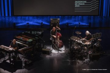 Cormons, 25-10-2021 - JAZZ&WINE OF PEACE 2021 - Circolo Culturale  Controtempo  - Teatro Comunale di Cormons - RYMDEN – BUGGE WESSELTOFT, DAN BERGLUND, MAGNUS ÖSTRÖM - Bugge Wesseltoft: piano, keyboards;
Dan Berglund: bass;
Magnus Öström: drums - Foto © 2021 Luca d’Agostino / Phocus Agency