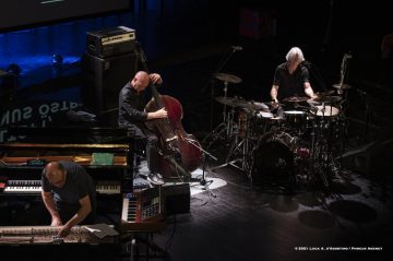 Cormons, 25-10-2021 - JAZZ&WINE OF PEACE 2021 - Circolo Culturale  Controtempo  - Teatro Comunale di Cormons - RYMDEN – BUGGE WESSELTOFT, DAN BERGLUND, MAGNUS ÖSTRÖM - Bugge Wesseltoft: piano, keyboards;
Dan Berglund: bass;
Magnus Öström: drums - Foto © 2021 Luca d’Agostino / Phocus Agency