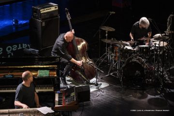Cormons, 25-10-2021 - JAZZ&WINE OF PEACE 2021 - Circolo Culturale  Controtempo  - Teatro Comunale di Cormons - RYMDEN – BUGGE WESSELTOFT, DAN BERGLUND, MAGNUS ÖSTRÖM - Bugge Wesseltoft: piano, keyboards;
Dan Berglund: bass;
Magnus Öström: drums - Foto © 2021 Luca d’Agostino / Phocus Agency