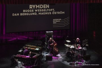 Cormons, 25-10-2021 - JAZZ&WINE OF PEACE 2021 - Circolo Culturale  Controtempo  - Teatro Comunale di Cormons - RYMDEN – BUGGE WESSELTOFT, DAN BERGLUND, MAGNUS ÖSTRÖM - Bugge Wesseltoft: piano, keyboards;
Dan Berglund: bass;
Magnus Öström: drums - Foto © 2021 Luca d’Agostino / Phocus Agency