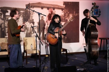 Simona Severini: voice, guitar - Daniele Richiede: violin, viola - Giulio Corini: double bass