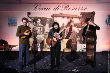 Simona Severini: voice, guitar - Daniele Richiede: violin, viola - Giulio Corini: double bass