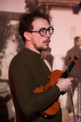 Simona Severini: voice, guitar - Daniele Richiede: violin, viola - Giulio Corini: double bass