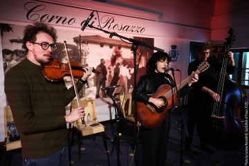 Simona Severini: voice, guitar - Daniele Richiede: violin, viola - Giulio Corini: double bass