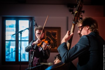 Simona Severini: voice, guitar - Daniele Richiede: violin, viola - Giulio Corini: double bass