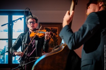 Simona Severini: voice, guitar - Daniele Richiede: violin, viola - Giulio Corini: double bass