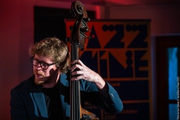 Simona Severini: voice, guitar - Daniele Richiede: violin, viola - Giulio Corini: double bass