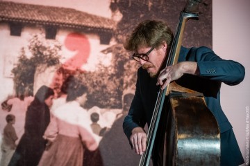 Simona Severini: voice, guitar - Daniele Richiede: violin, viola - Giulio Corini: double bass