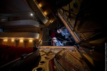 Chris Abrahams: piano - Lloyd Swanton: double bass - Tony Buck: drums